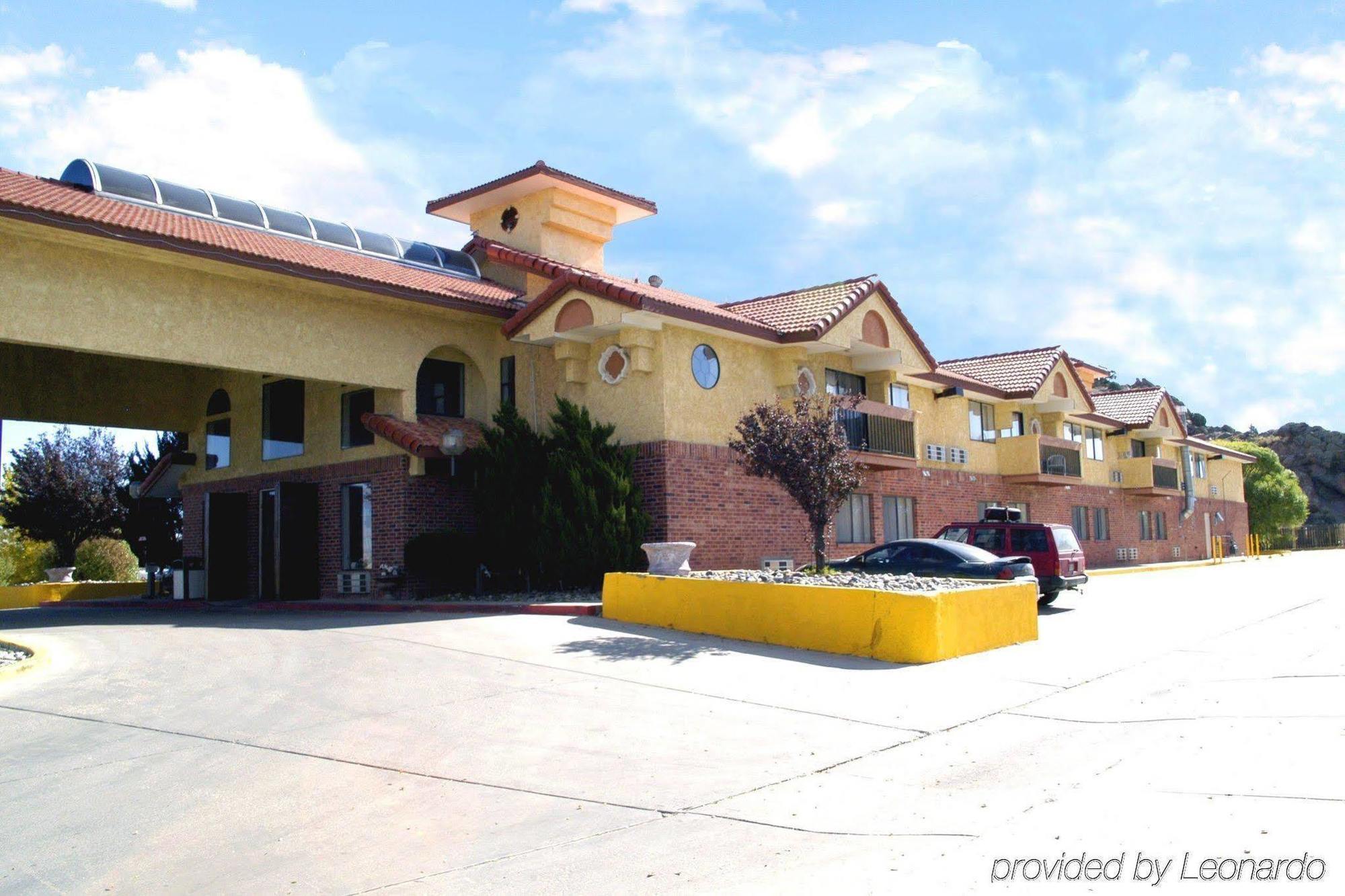 Days Inn & Suites By Wyndham Red Rock-Gallup Exterior photo